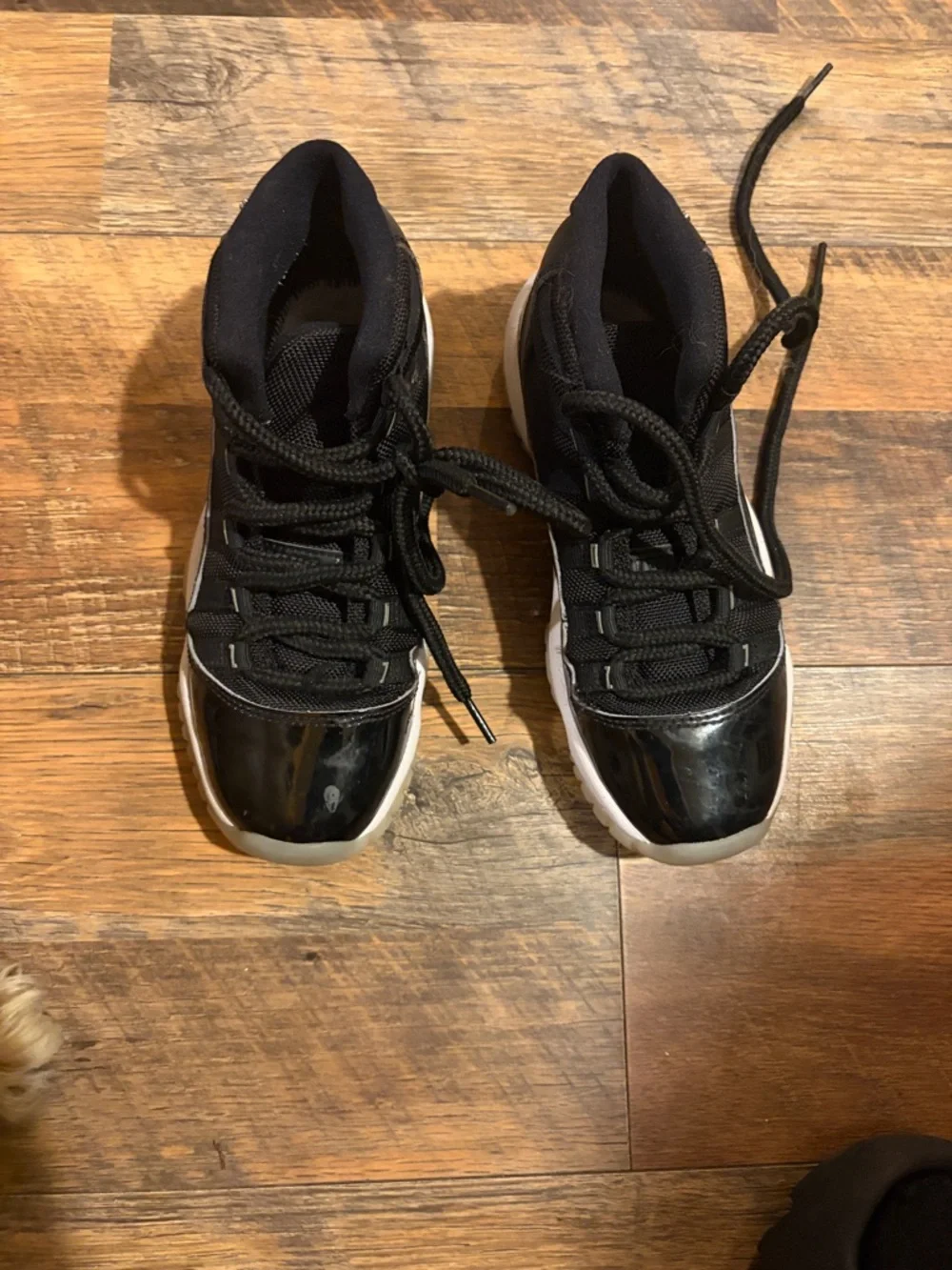 Air Jordan 11 Retro Black/White with Gum Sole Kids Size 4Y - Picture 4 of 8